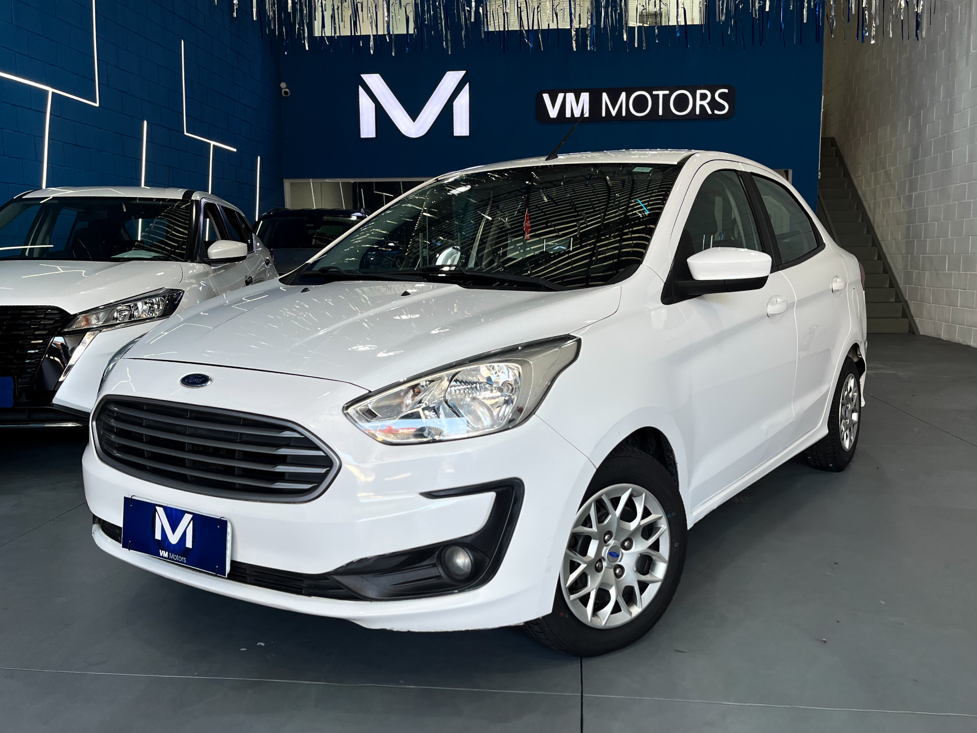 Ford Ka branco no showroom da VM Motor's
